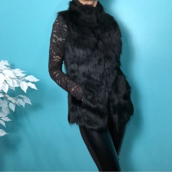 ⭐️NEW⭐️White House Black Market (WHBM) Black Faux Fur Vest - Picture 2 of 10